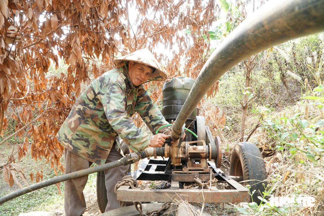 Ông Nguyễn Văn Liên mua 100 giờ bơm nước (120.000 đồng/giờ) để tưới lướt chống hạn cho cây cà phê