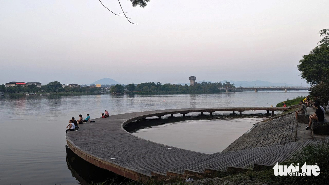 Cầu bán nguyệt tà tà mặt nước sông Hương là điểm dừng chân nghỉ ngơi, ngắm cảnh trên cung đường chạy bộ, đạp xe đạp ở TP Huế vào mỗi sớm mai - Ảnh: NHẬT LINH