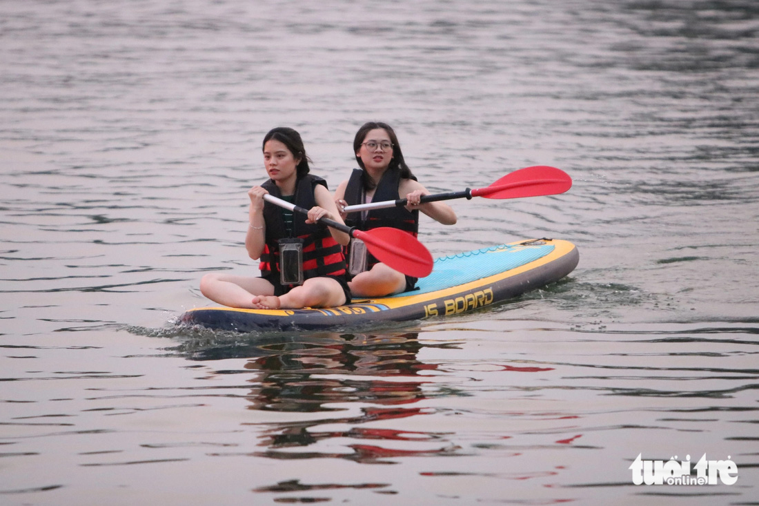 Hãy dừng lại bên sông Hương, xuống bến thuê một chiếc thuyền sup để bơi và tận hưởng làn nước sông Hương mát lạnh - Ảnh: BẢO PHÚ