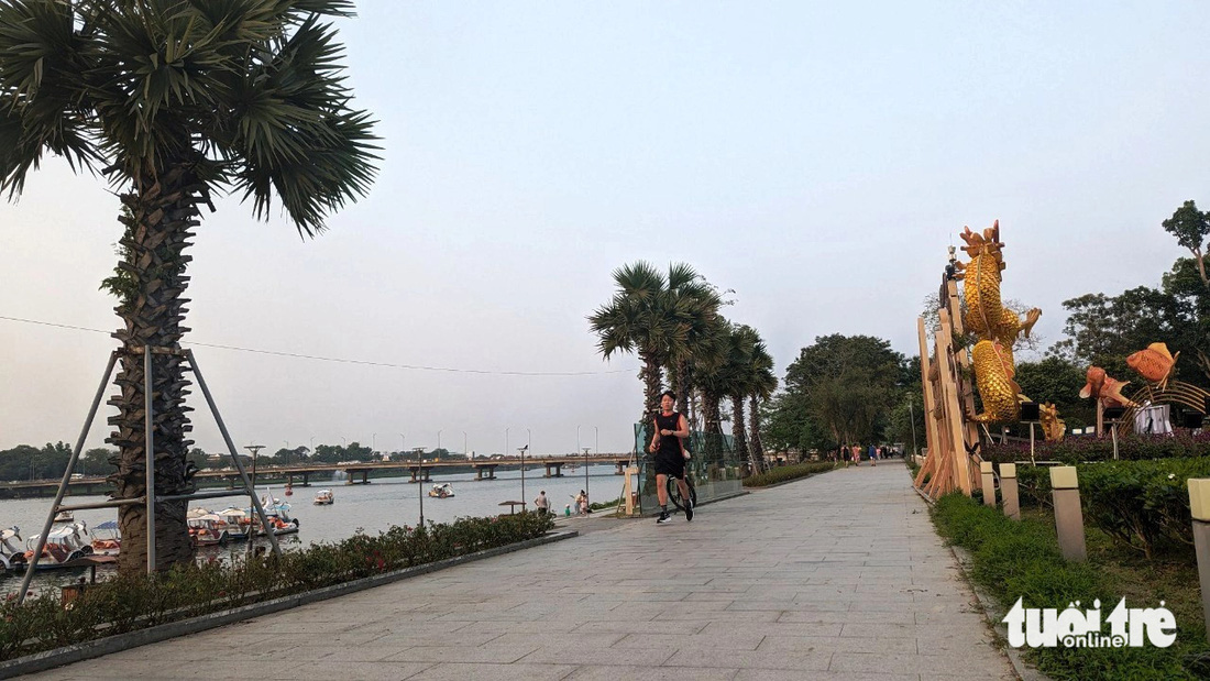 Tuyến đường ở bờ nam dọc sông Hương, trước UBND tỉnh Thừa Thiên Huế được chỉnh trang sạch đẹp để phục vụ người dân vãn cảnh, chạy bộ, đạp xe thể thao - Ảnh: NHẬT LINH