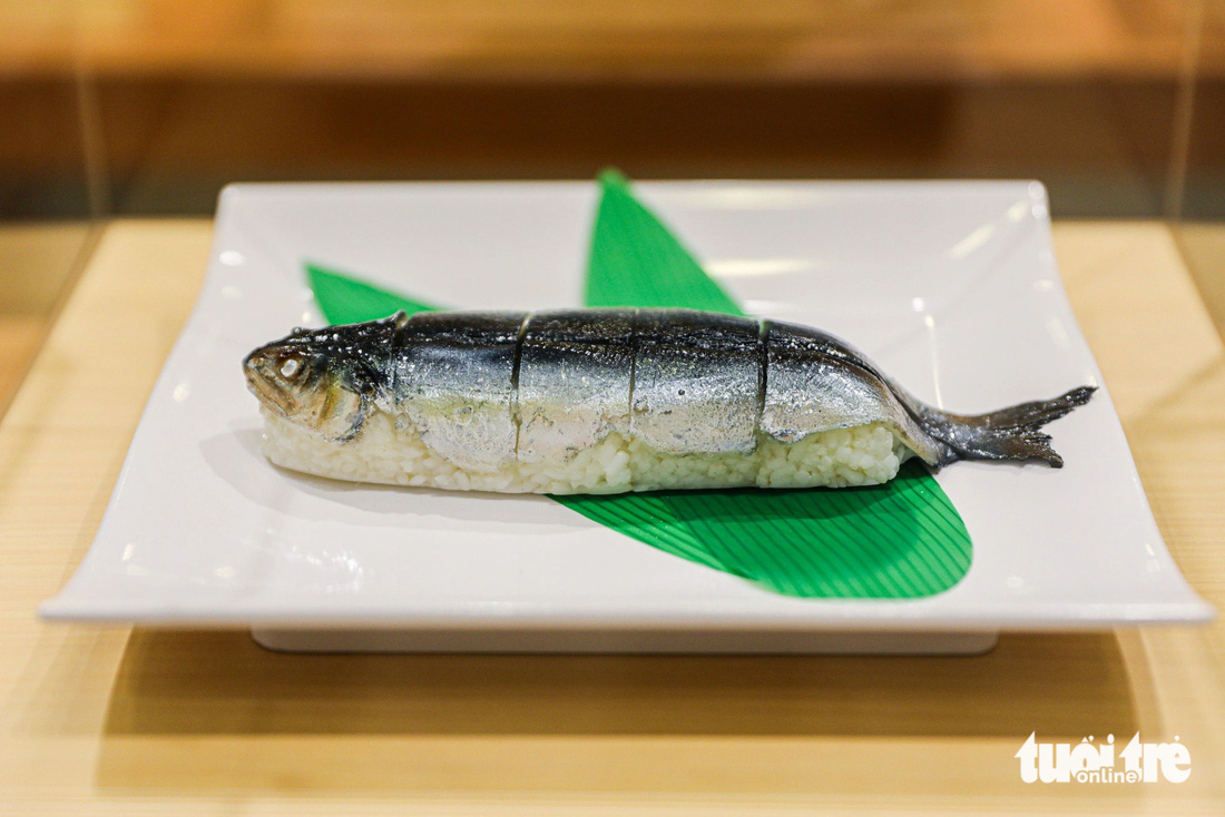 Sushi sugata-zushi sử dụng cá hương (cá thơm) được chế biến bằng cách thêm giấm vào cơm trắng để đạt được độ chua của sushi, giúp quy trình sản xuất diễn ra nhanh chóng, không lên men - Ảnh: DANH KHANG