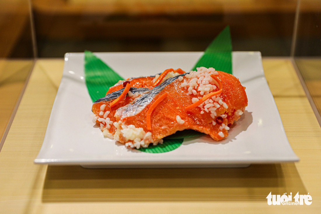 Sushi izushi là một loại nare-zushi (nama-nare) có rau và mốc gạo koji trộn với cơm và cá để lên men vùng Hokkaido, là món ăn phổ biến dịp năm mới - Ảnh: DANH KHANG