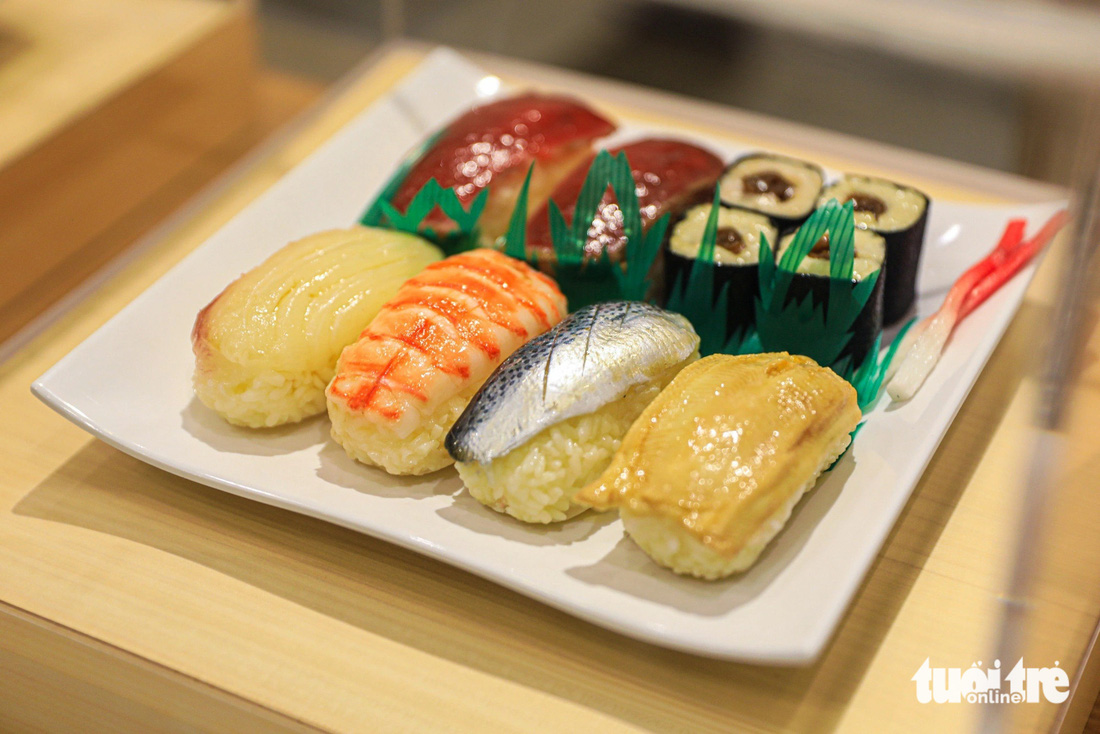 Nigiri-Zushi là loại sushi mới phục vụ cho ăn nhanh có từ khoảng những năm 1820. Ngày nay, nigiri là thứ mà hầu hết mọi người nghĩ đến khi nói về sushi, nhưng sushi có lịch sử lâu đời và trong số nhiều dạng sushi khác nhau, nigiri thực ra là loại mới nhất - Ảnh: DANH KHANG
