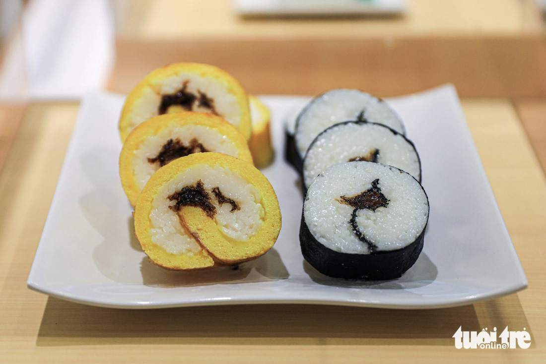 Maki-zushi nhanh chóng trở nên phổ biến như một món ăn đơn giản và rẻ tiền. Lớp phủ bao quanh cơm và nhân thường là nori, một loại rong biển phơi khô thành từng tấm và ăn được - Ảnh: DANH KHANG