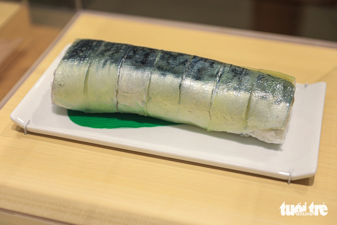 Không giống như cá sugata-zushi nguyên con, Bo-zushi không sử dụng phần đầu và đuôi cá. Cá phi lê được ép vào một thanh cơm trắng, thường được ăn trong dịp lễ hội hoặc lễ kỷ niệm khác - Ảnh: DANH KHANG