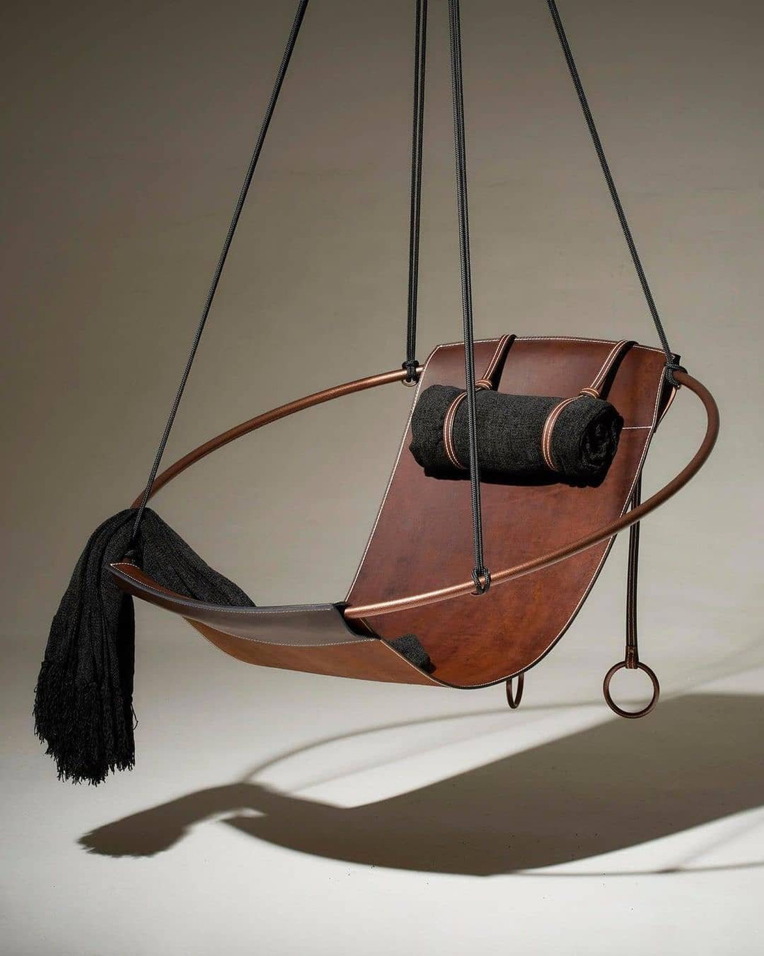 Một chiếc ghế treo cách điệu, phù hợp với các không gian sống đương đại - Ảnh: BHG