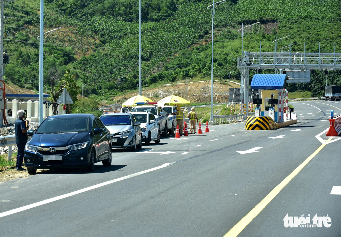 CSGT phạt các xe chạy quá tốc độ trên cao tốc Nha Trang - Cam Lâm - Ảnh: T.T.D.