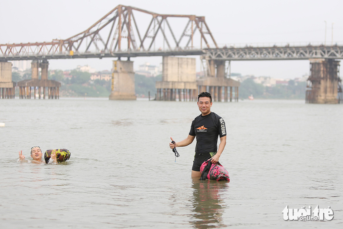 Người dân đến bơi ở sông Hồng, bãi bơi CLB Cựu chiến binh nằm dưới chân cầu Long Biên hướng về quận Hoàn Kiếm, Hà Nội - Ảnh: HOÀNG TÙNG