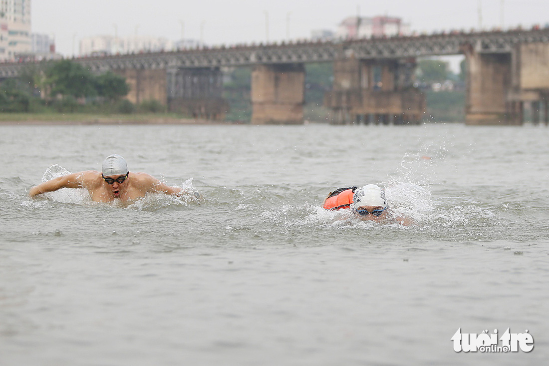 Một cuộc bơi đua giữa các thành viên CLB Bơi khám phá trên sông Hồng - Ảnh: HOÀNG TÙNG