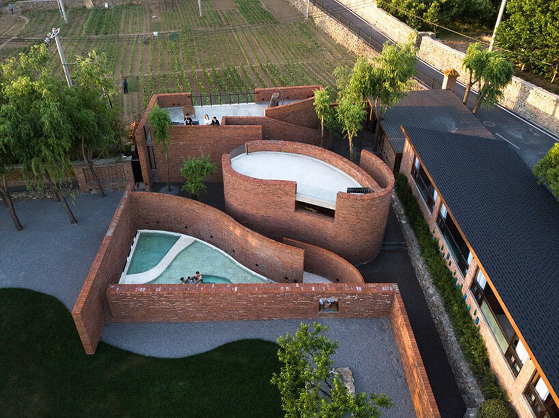Từng là một nhà máy sản xuất gốm sứ, Brickyard Retreat giờ là một khách sạn sang trọng - Ảnh: Designboom