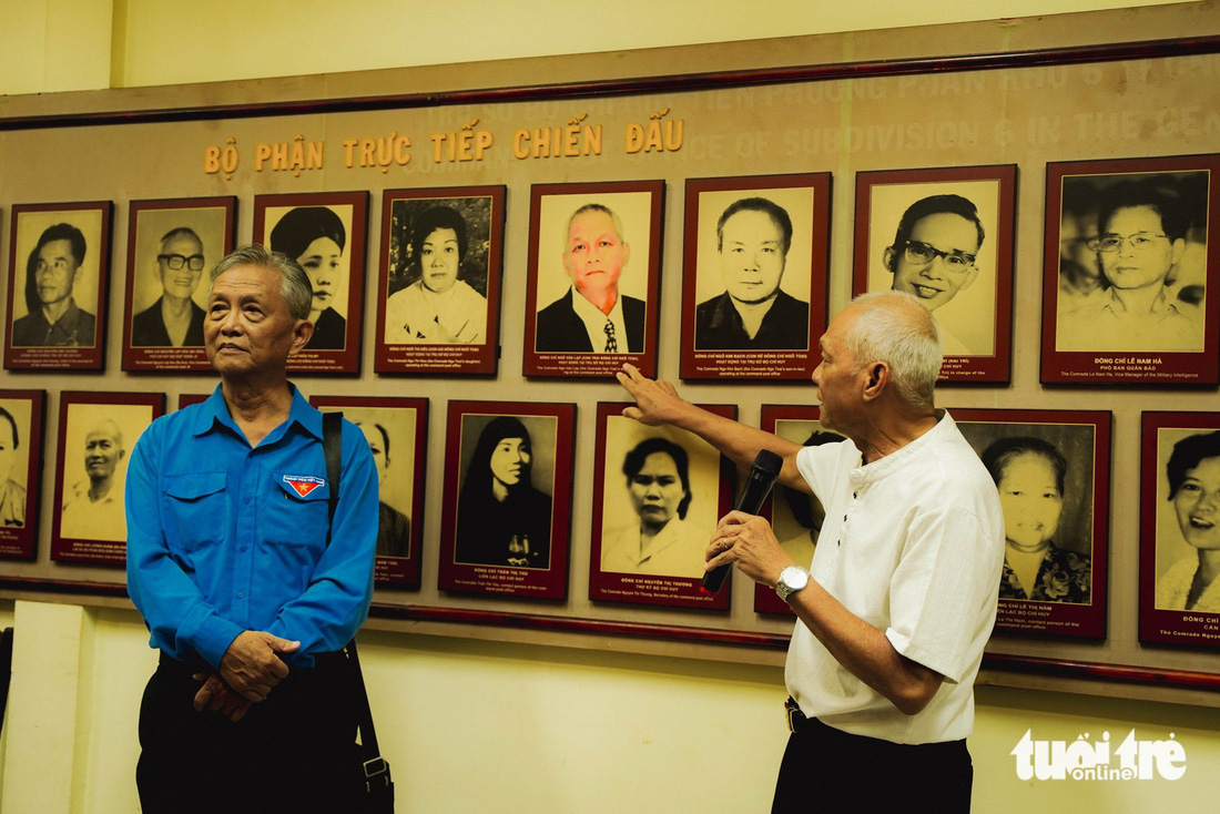 Ông Ngô Văn Lập giới thiệu về khu căn cứ Biệt động Sài Gòn ở quán Phở Bình - Ảnh: THANH HIỆP