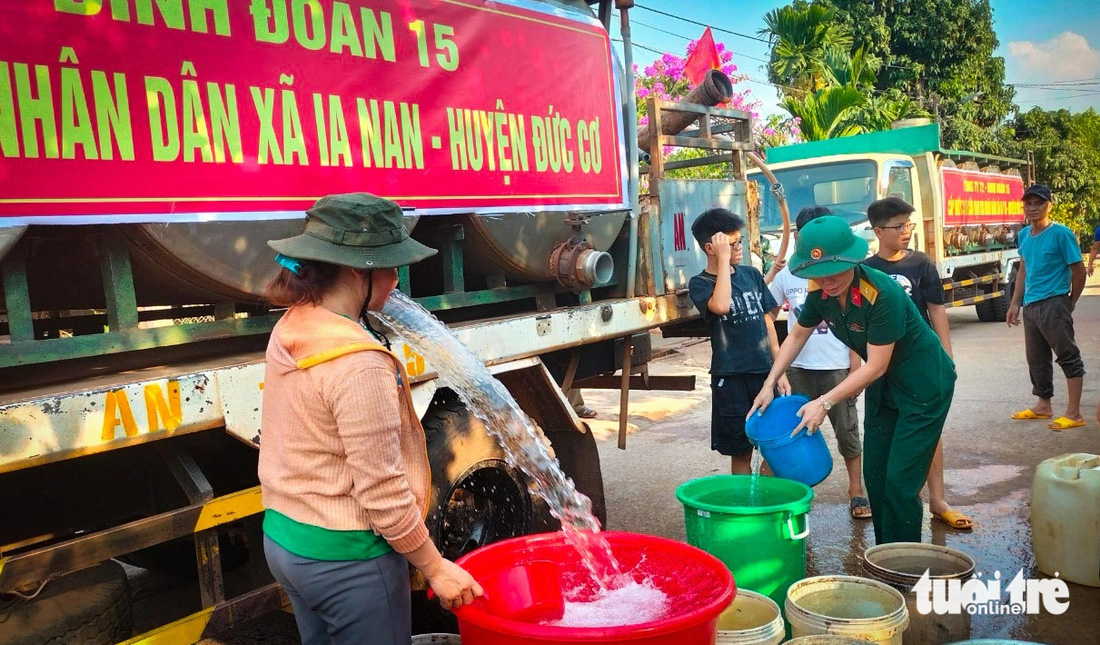 Xe bồn của Công ty 72 - Binh đoàn 15 chở nước cứu khát cho người dân xã biên giới Ia Nan, huyện Đức Cơ, Gia Lai - Ảnh: VĂN ĐÀN