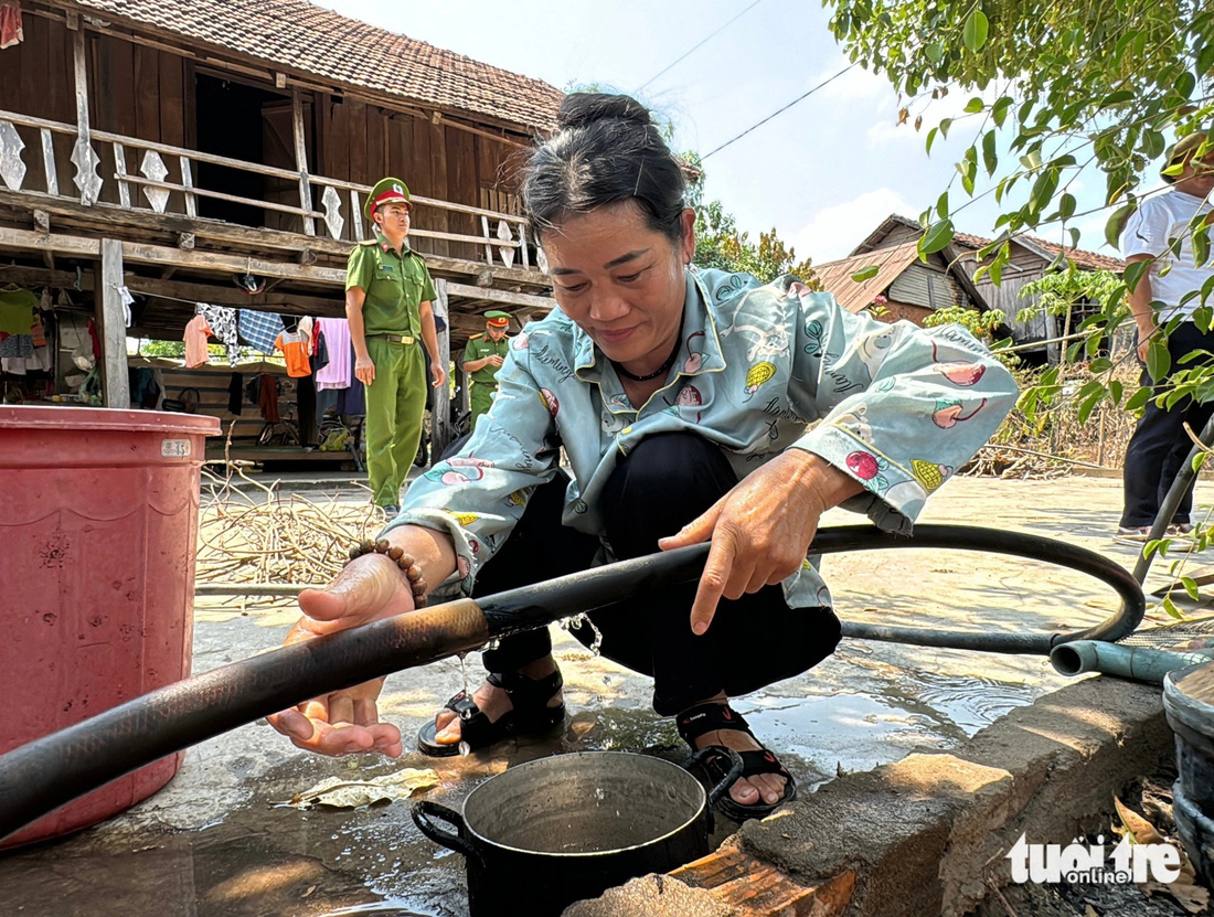 Bà Vy Thị Mun (55 tuổi), trú xã Ea R'Vê, Ea Súp, chắt từng giọt nước để khỏi lãng phí - Ảnh: TRUNG TÂN