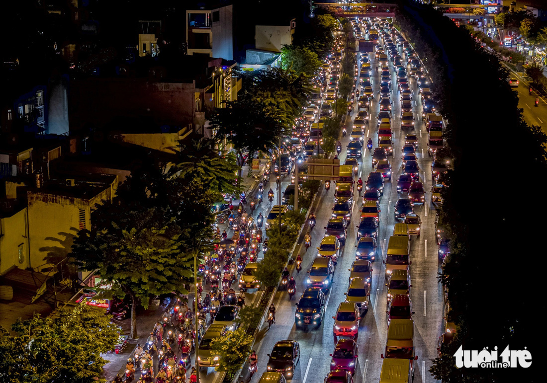 Rất đông xe cộ ùn ứ trên đường Phạm Văn Đồng (khu vực gần vòng xoay Nguyễn Kiệm, TP.HCM) tối 23-4 - Ảnh: CHÂU TUẤN