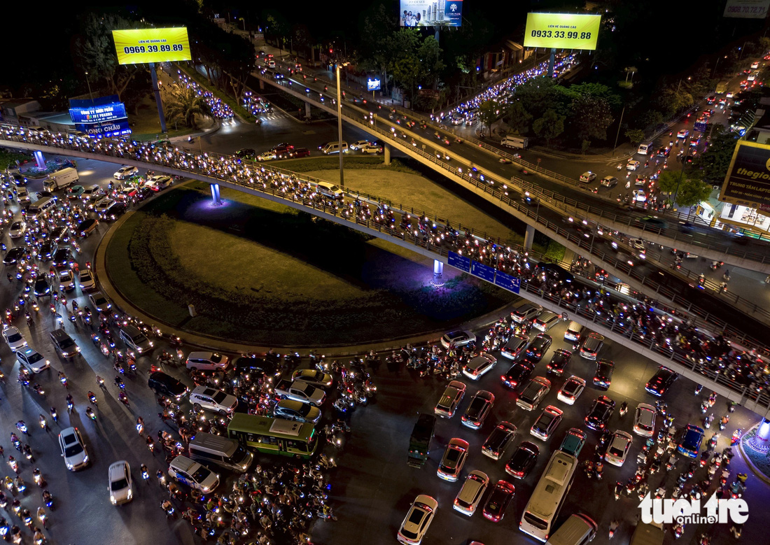 Các ngã đường hướng về vòng xoay Nguyễn Kiệm đều rất đông xe cộ gây ra tình trạng ùn ứ - Ảnh: CHÂU TUẤN