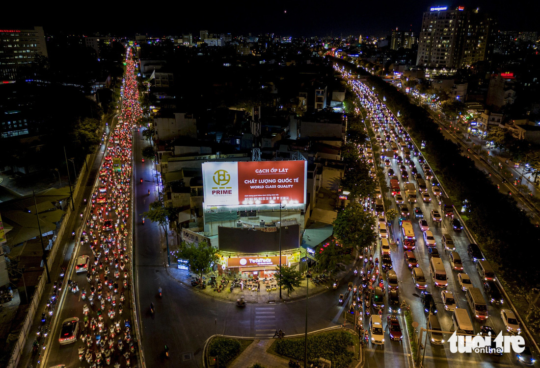Nhìn từ trên cao, giao thông trên đường Phạm Văn Đồng và đường Nguyễn Thái Sơn đều đông nghịt xe - Ảnh: CHÂU TUẤN