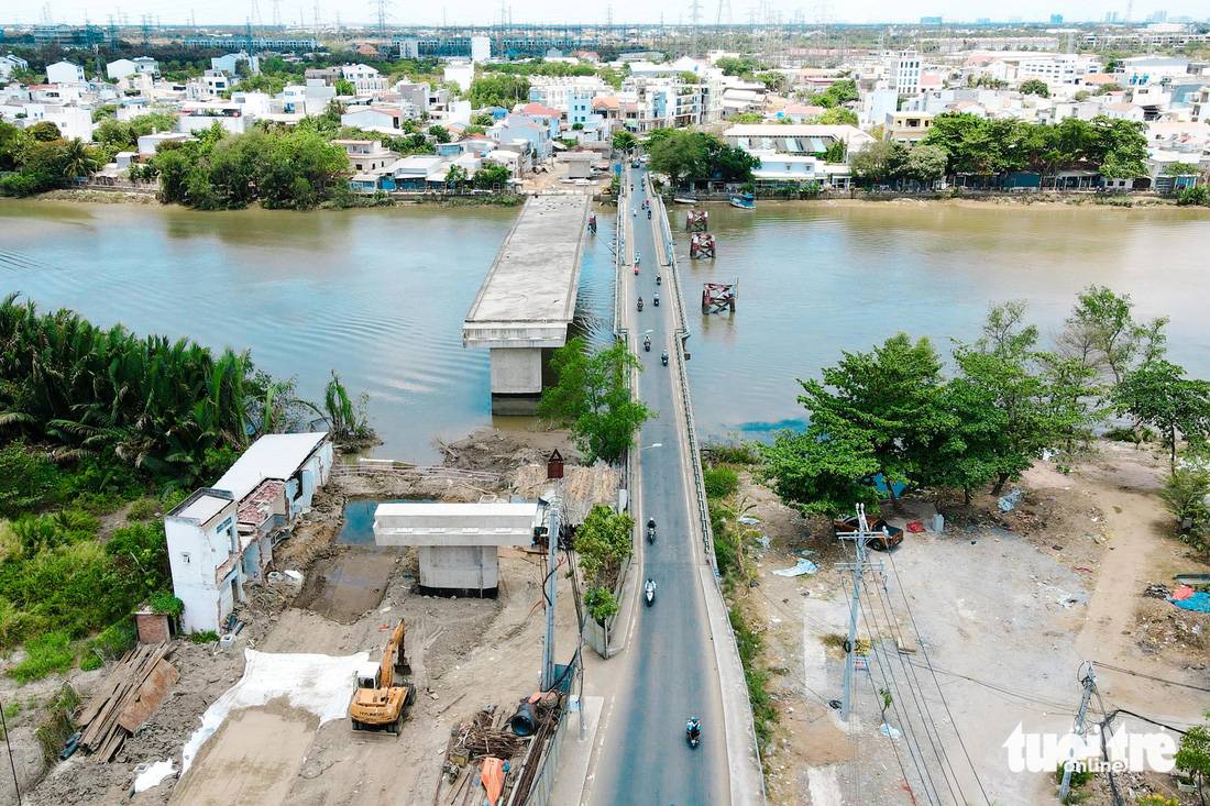 Dự án xây dựng cầu Phước Long được phê duyệt năm 2017, khởi công năm 2020 song phải tạm dừng từ đầu năm 2021 do vướng mặt bằng và bố trí tái định cư. Sau đó các đơn vị quyết tâm tháo gỡ khó khăn, tái khởi động lại cầu Phước Long từ tháng 7-2023 - Ảnh: PHƯƠNG NHI