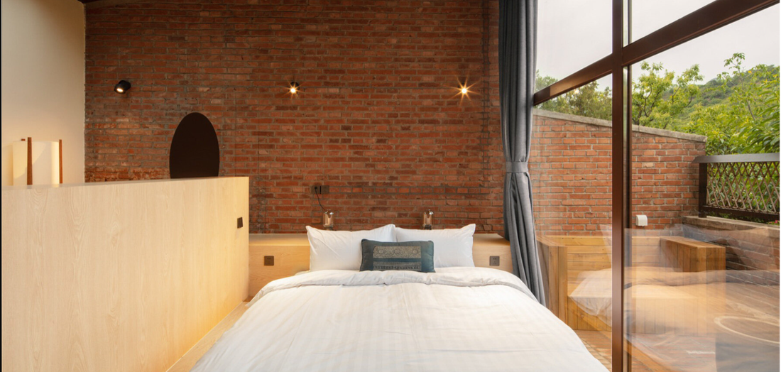 Một góc phòng ngủ với tầm nhìn khoáng đãng ra sân vườn - Ảnh: Designboom