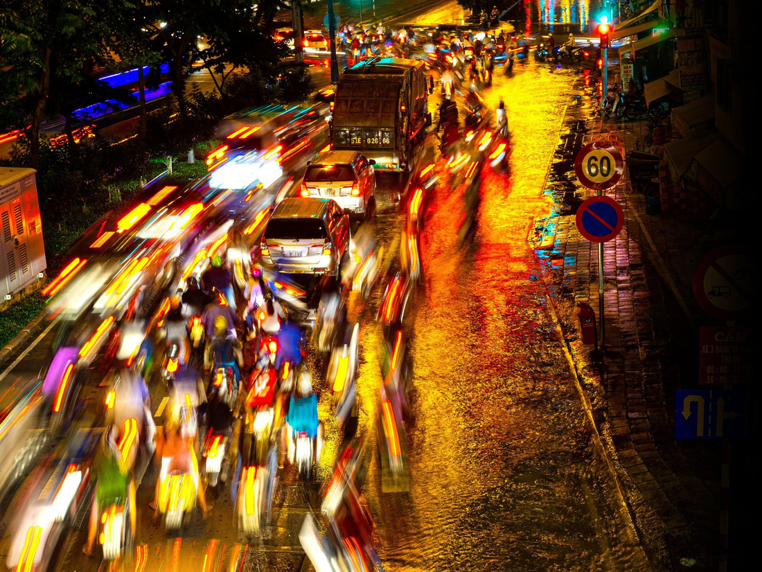 Đường phố Sài Gòn về đêm - Ảnh: NGỌC TRẦN