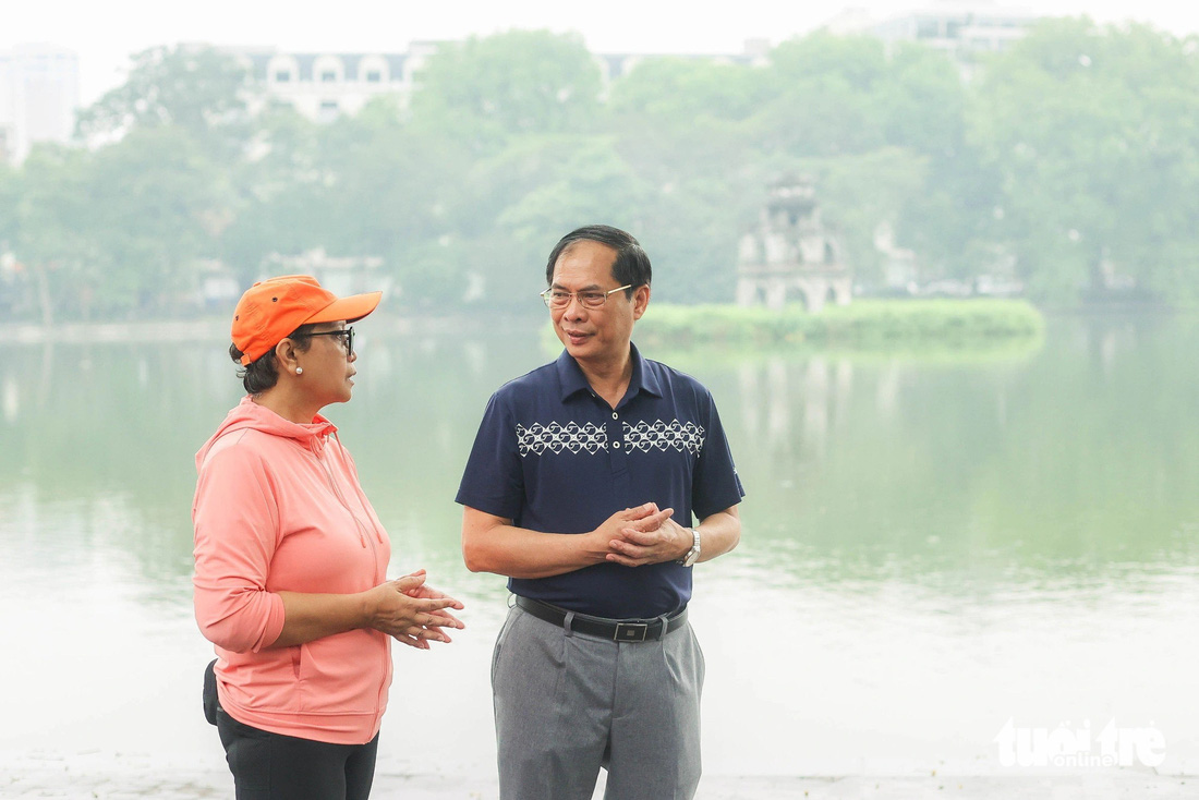 Bộ trưởng Bộ Ngoại giao Bùi Thanh Sơn trò chuyện với Ngoại trưởng Indonesia Retno Marsudi bên hồ Gươm - Ảnh: NGUYỄN KHÁNH