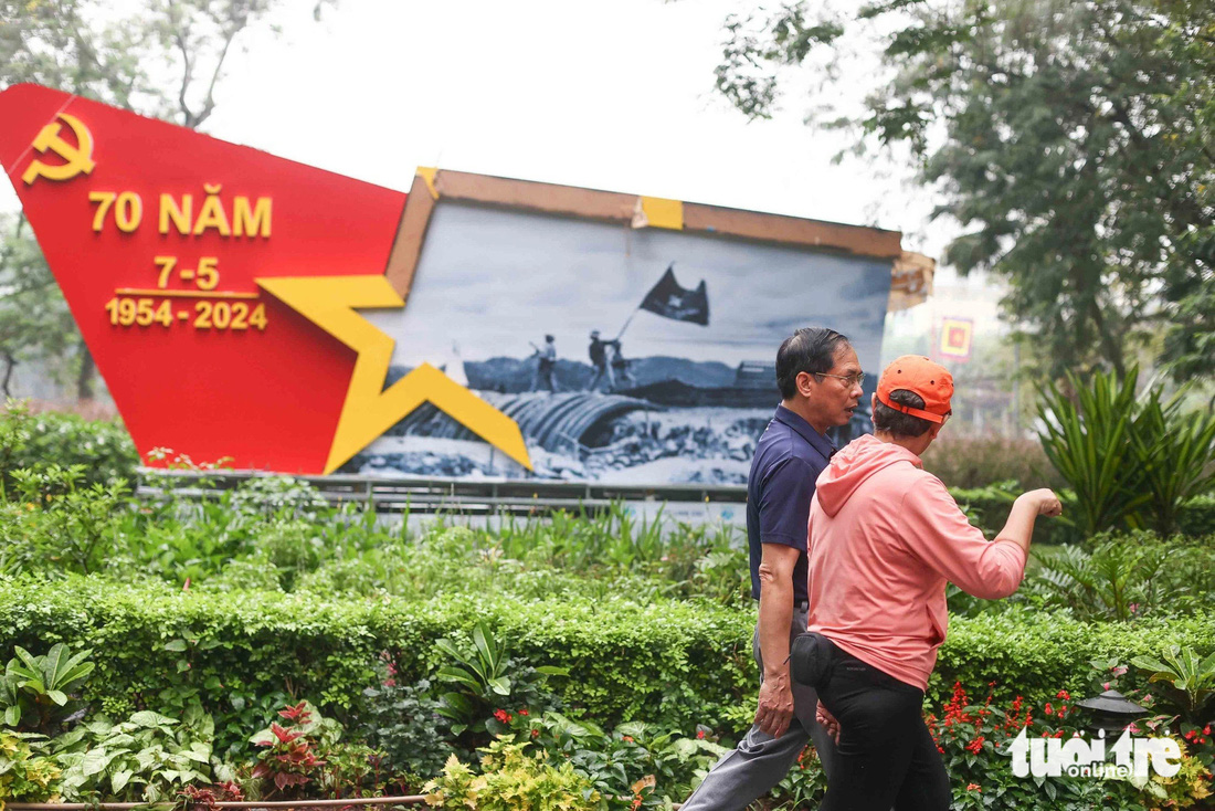 Hai bộ trưởng Ngoại giao Việt Nam và Indonesia đi ngang qua công trình kỷ niệm 70 năm Chiến thắng Điện Biên Phủ bên bờ hồ Gươm - Ảnh: NGUYỄN KHÁNH