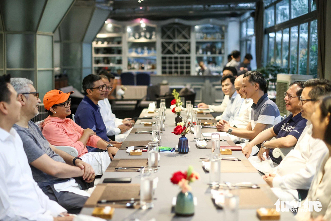 Bộ trưởng Bùi Thanh Sơn và Ngoại trưởng Retno Marsudi cùng các thành viên vui vẻ trò chuyện khi cùng ăn sáng - Ảnh: NGUYỄN KHÁNH
