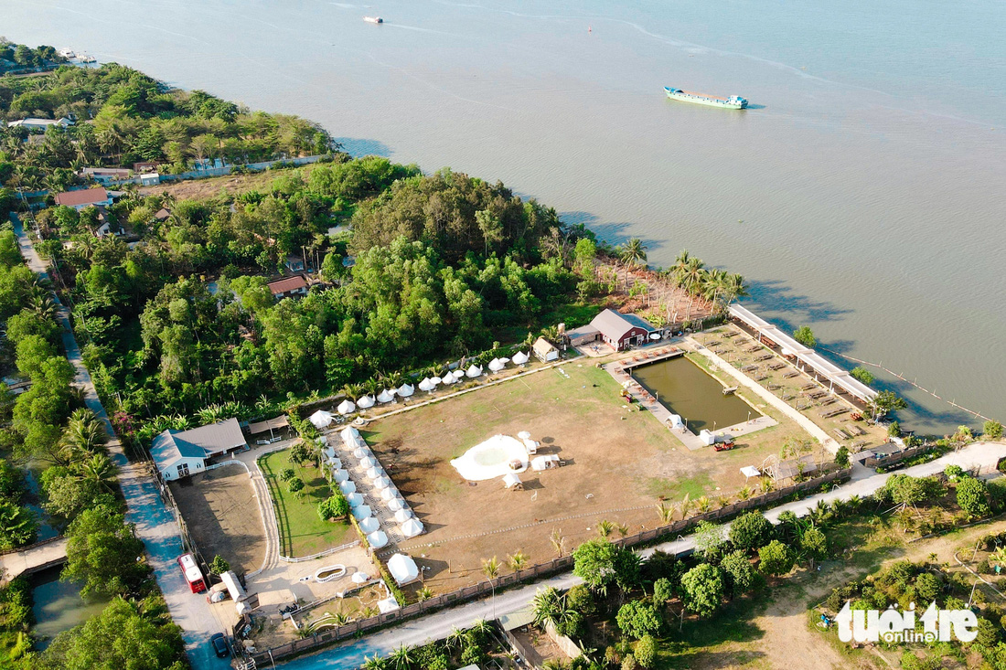 Khu Vietgangz Glamping có diện tích hơn 1ha với nhiều lều cắm trại, khoảng sân rộng và có hồ bơi. Nhìn từ trên cao, công trình này lấn hết mặt sông - Ảnh: PHƯƠNG NHI