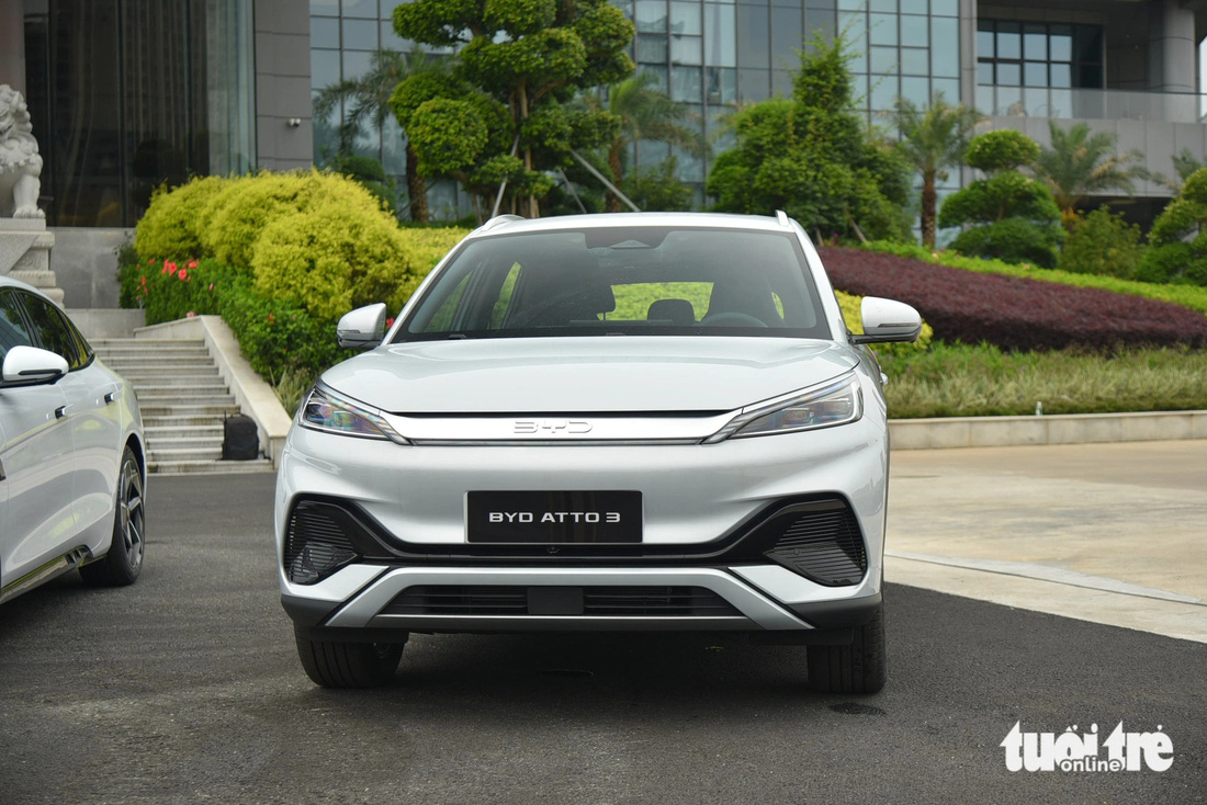 BYD Atto 3 có lẽ là mẫu xe được hãng Trung Quốc đặt nhiều kỳ vọng nhất khi mang vào Việt Nam, do đang bán rất chạy tại Thái Lan. Banner quảng cáo trên fanpage BYD Việt Nam cũng là hình ảnh úp mở của Atto 3.