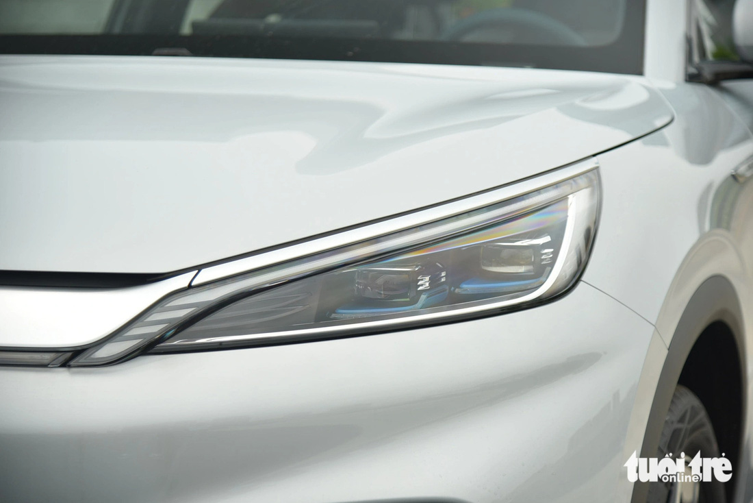 Mẫu SUV điện của BYD đi theo hướng thiết kế đơn giản, cụm đèn LED dạng thấu kính nối liền bởi một tấm ốp và logo BYD.