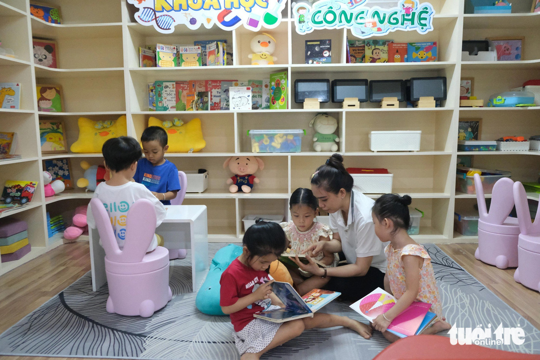 Phòng học thông minh trang bị bàn ghế, gấu bông, sách cho bé thỏa thích đọc - Ảnh: NGỌC PHƯỢNG
