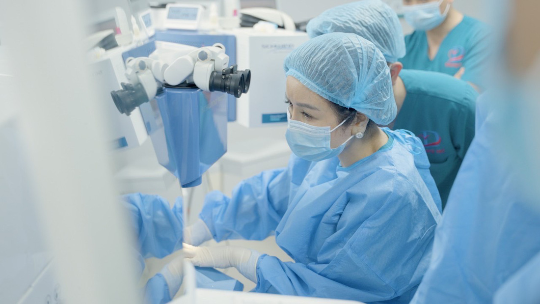 Bác sĩ của Trung tâm mắt kỹ thuật cao điều trị cho bệnh nhân bằng thiết bị mới - Ảnh: BVCC