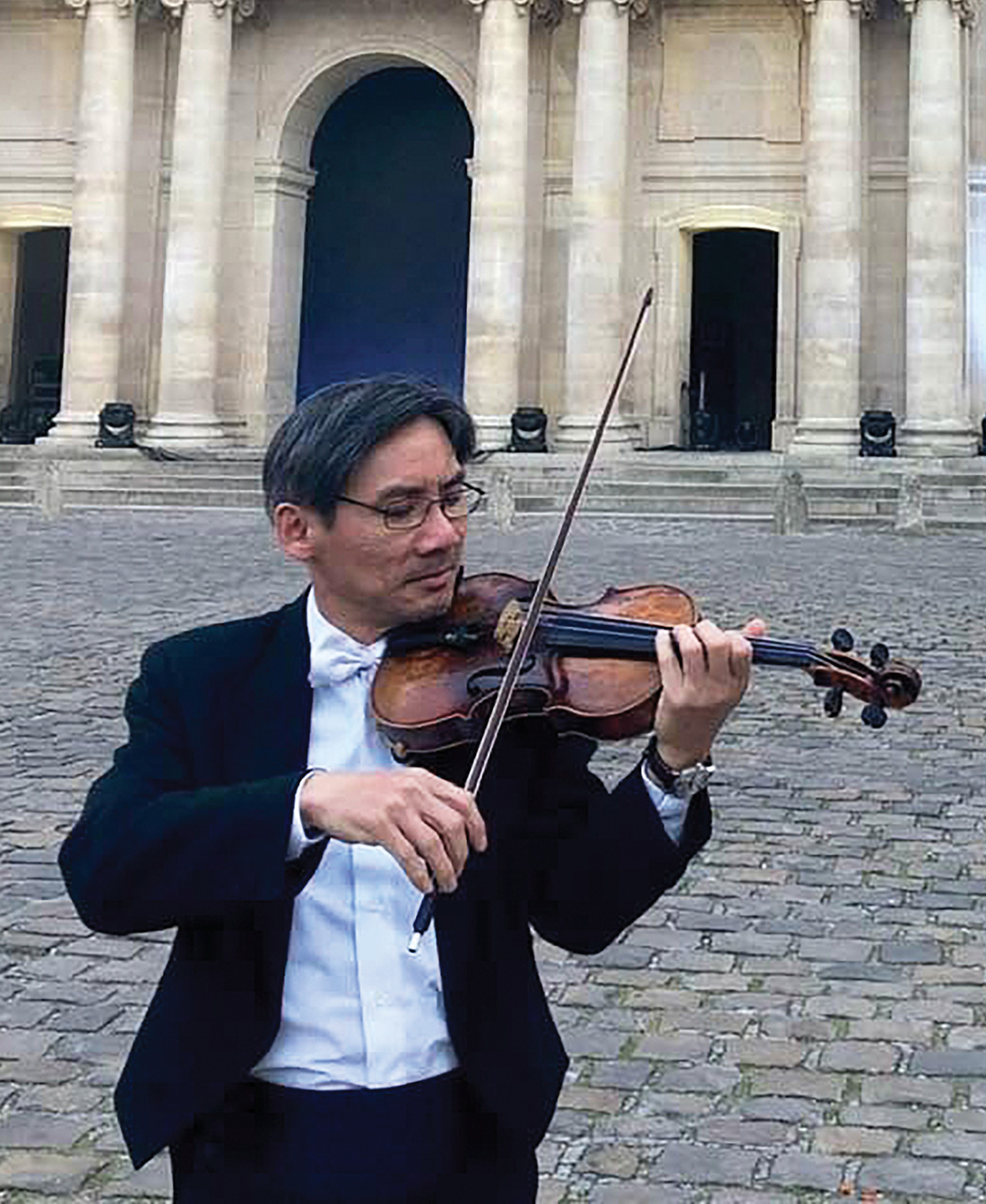 Nguyễn Hữu Nguyên chơi violon tại Les Invalides, Paris, Pháp