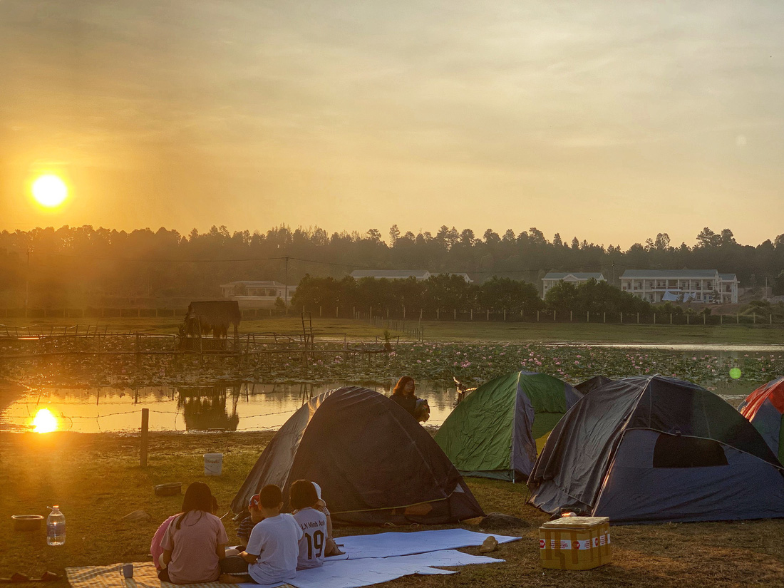 Cắm trại bên bờ sông cạnh hồ sen, trải nghiệm bình yên thú vị ngày hè - Ảnh: MINH AN