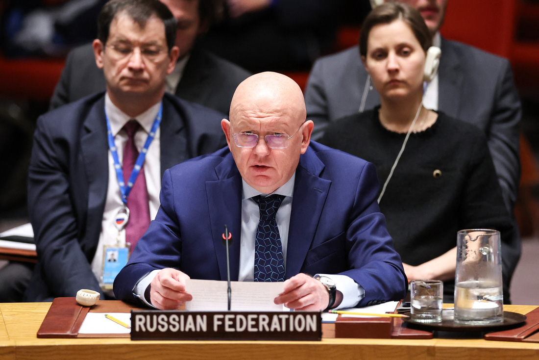 Đại sứ Nga tại Liên Hiệp Quốc Vassily Nebenzia phát biểu trong một phiên họp Hội đồng Bảo an hôm 17-4 - Ảnh: AFP