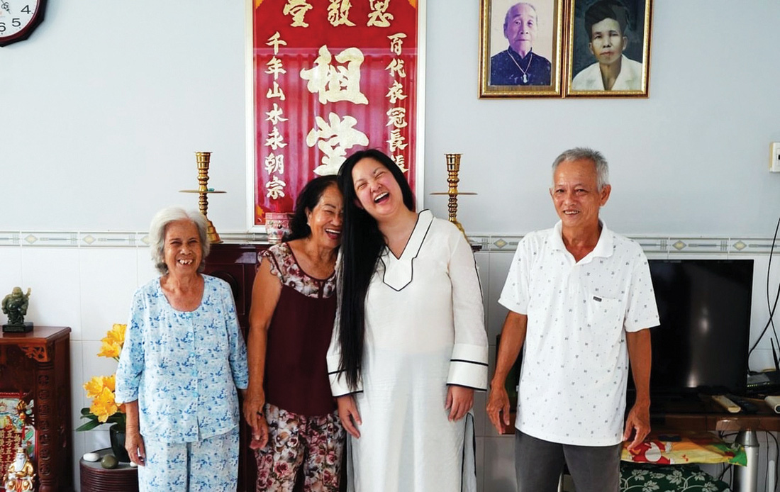 Amanda Nguyen gặp lại những người thân trong gia đình tại Bạc Liêu - Ảnh: Instagram AMANDA NGUYEN