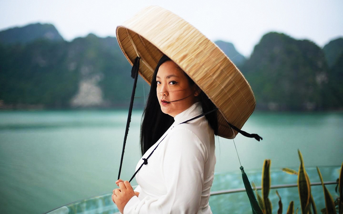 Amanda Nguyen diện áo dài và nón ba tầm khi đến thăm vịnh Hạ Long - Ảnh: Facebook nhân vật