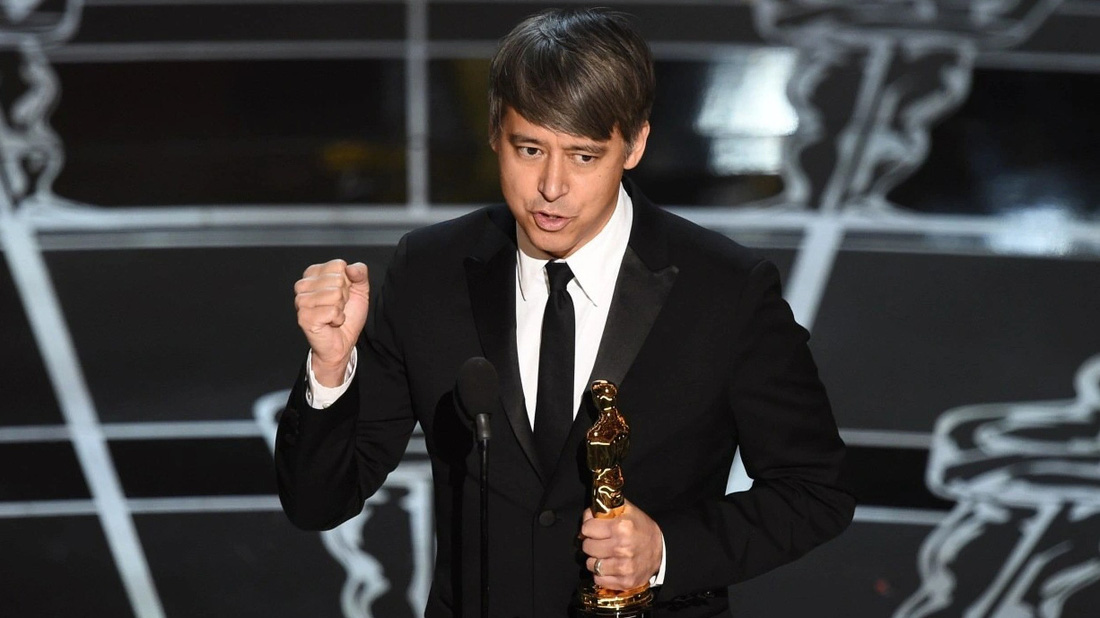 Tom Cross nhận giải Oscar Dựng phim xuất sắc cho phim Whiplash năm 2015