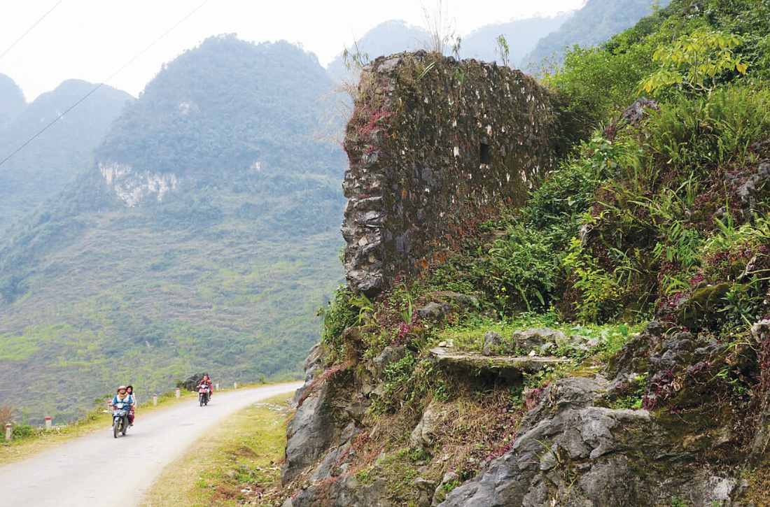 Tường thành Lũng Hồ cách đồn 2,5km được bố trí dựa vào điều kiện tự nhiên theo triền núi hai bên con đường độc đạo nối giữa Lũng Hồ và Yên Minh với mục đích kiểm soát hàng hóa, người ngựa trên khu vực này, báo động sẽ liên lạc về đồn