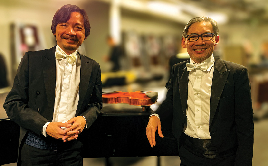 Hai anh em nghệ sĩ violon Nguyễn Hữu Nguyên (phải) - Nguyễn Khôi Nam trong giờ nghỉ giải lao một buổi hòa nhạc