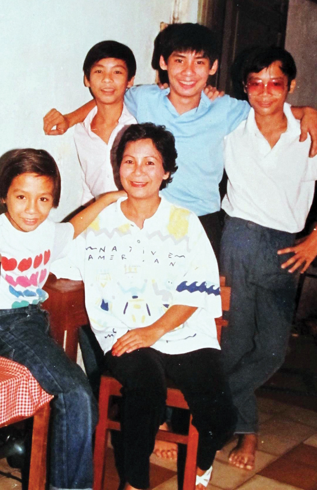 Nguyễn Hữu Nguyên (đứng giữa hàng sau) cùng mẹ và các anh em khi còn nhỏ ở Nha Trang