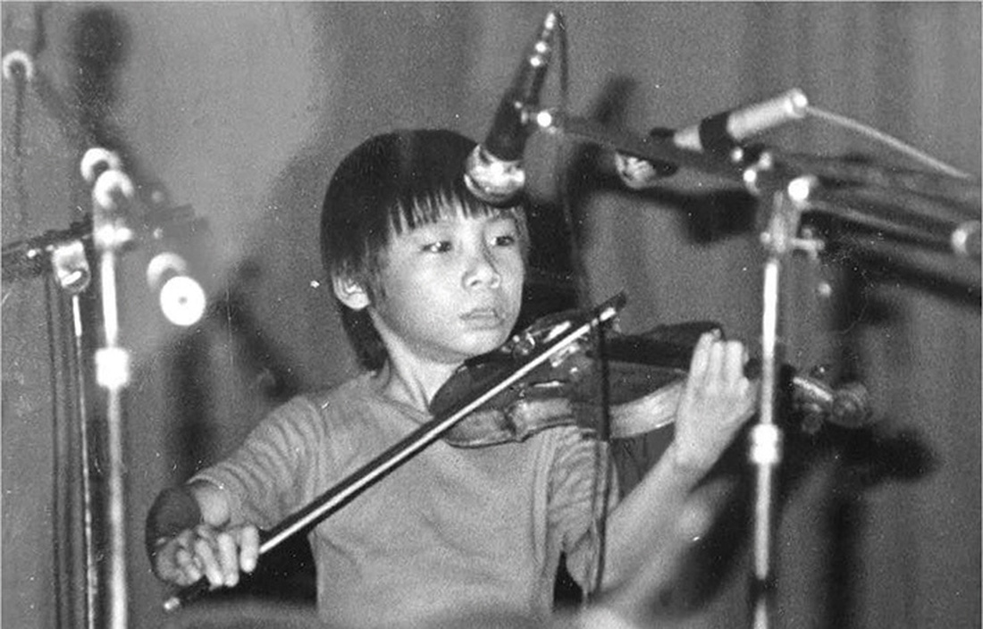 Nguyễn Hữu Nguyên khi còn là cậu bé chơi đàn violon ở Nha Trang
