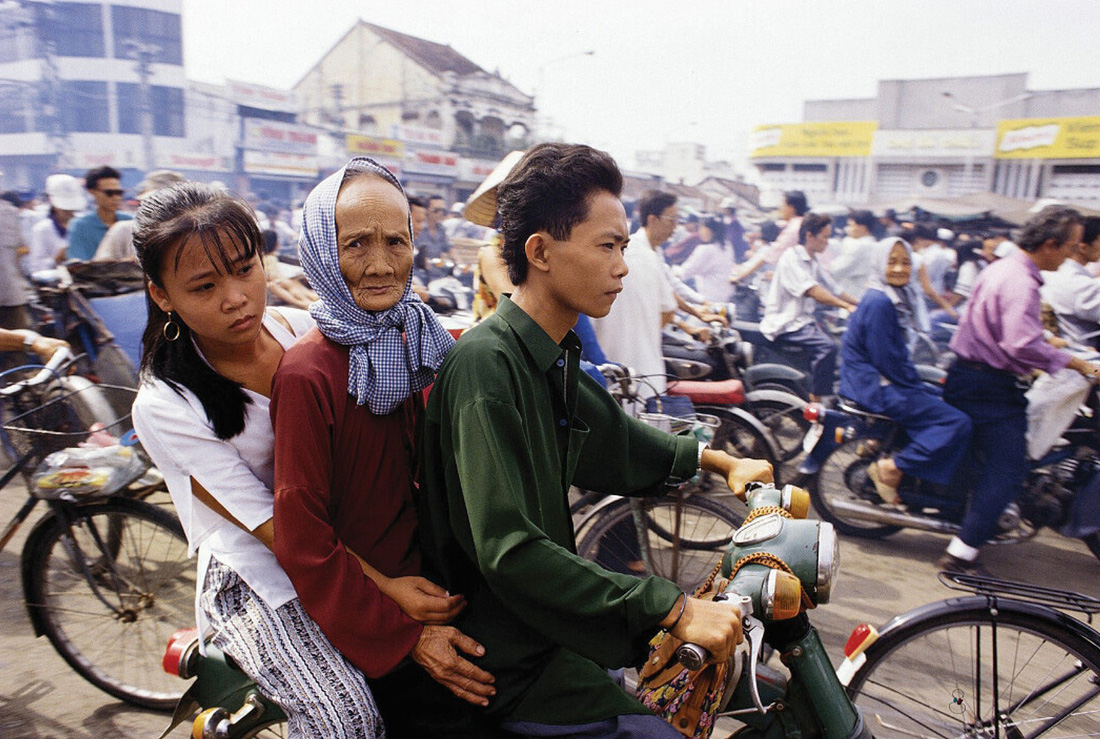 Gia đình hai thế hệ trên một chiếc xe máy ở chợ Bà Chiểu