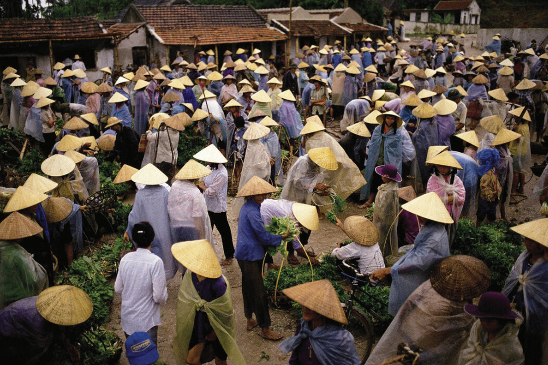 Đội nón lá đi chợ ở tỉnh Thanh Hóa