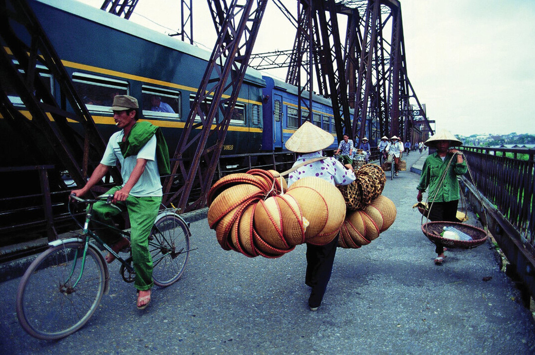 Quang cảnh cầu Long Biên cuối thập niên 1980