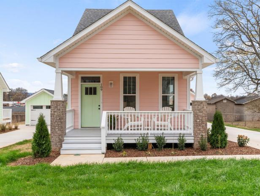 Ngôi nhà màu hồng ấm áp - Ảnh: HGTV