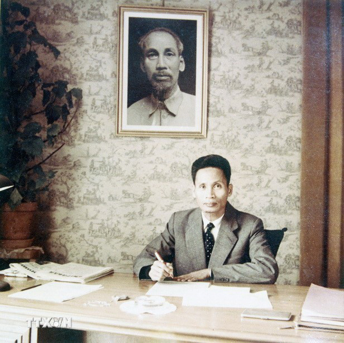 Trưởng đoàn Việt Nam Dân chủ cộng hòa Phạm Văn Đồng tại phòng làm việc ở Hội nghị Geneve - Ảnh: TTXVN