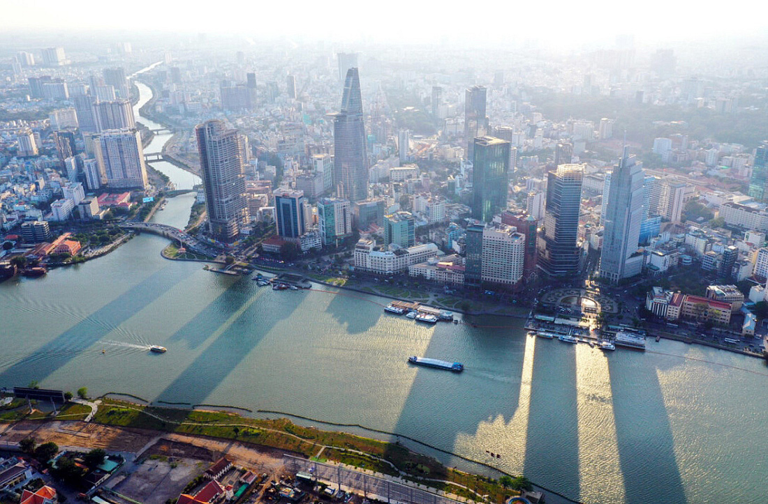 Với vị thế đặc biệt của mình, sông Sài Gòn luôn thu hút những cặp mắt và ống kính - Ảnh: Nguyễn Á