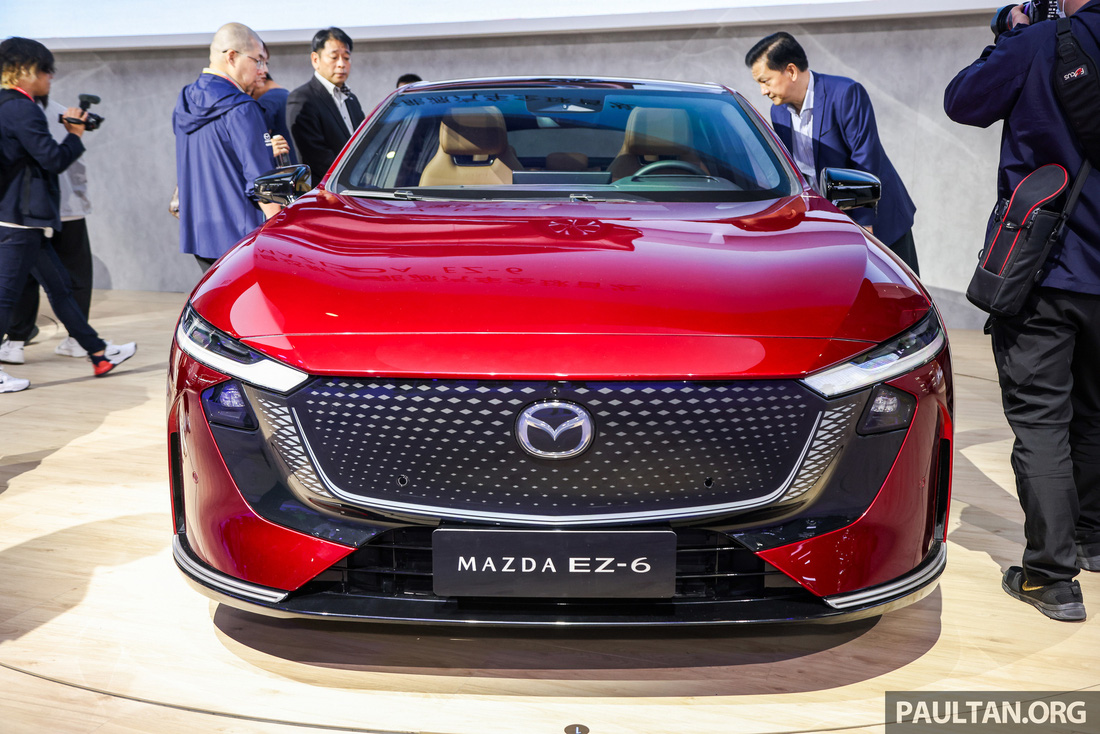 Sử dụng chung nền tảng với Deepal SL03 (một mẫu xe điện khác của Changan), Mazda EZ-6 sở hữu thiết kế khác hẳn mẫu Mazda6 đang bán ở Việt Nam. Thiết kế của EZ-6 thậm chí khác hẳn các xe Mazda khác đang có mặt trên thị trường. Điều này cũng dễ hiểu khi EZ-6 là mẫu xe điện thương mại đầu tiên của Mazda - Ảnh: Paultan