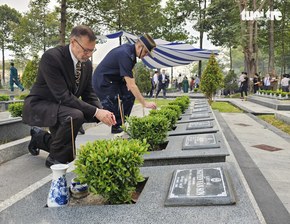 Đại sứ Úc tại Việt Nam Andrew Goledzinowski (trái) thắp nhang tại phần mộ của các liệt sĩ ở Nghĩa trang liệt sĩ tỉnh Bình Dương sáng 26-4 -Ảnh: BÁ SƠN