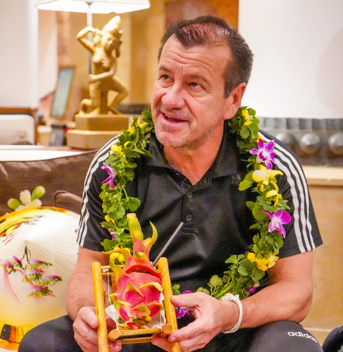 Huấn luyện viên Dunga được chào đón khi vừa đến Đà Nẵng - Ảnh: VĂN TÍN